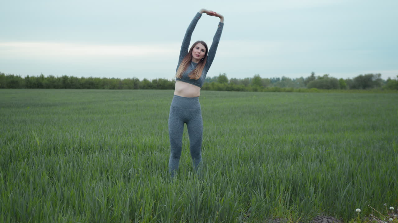 mujer estirándose en un campo