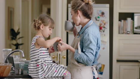 Mutter-Und-Tochter-Trinken-Gemeinsam-Heiße-Schokolade-In-Der-Küche.-Glückliche-Mutter,-Die-Sich-Um-Ihr-Kleines-Mädchen-Kümmert-Und-Zu-Hause-Ein-Köstliches-Hausgemachtes-Getränk-Genießt