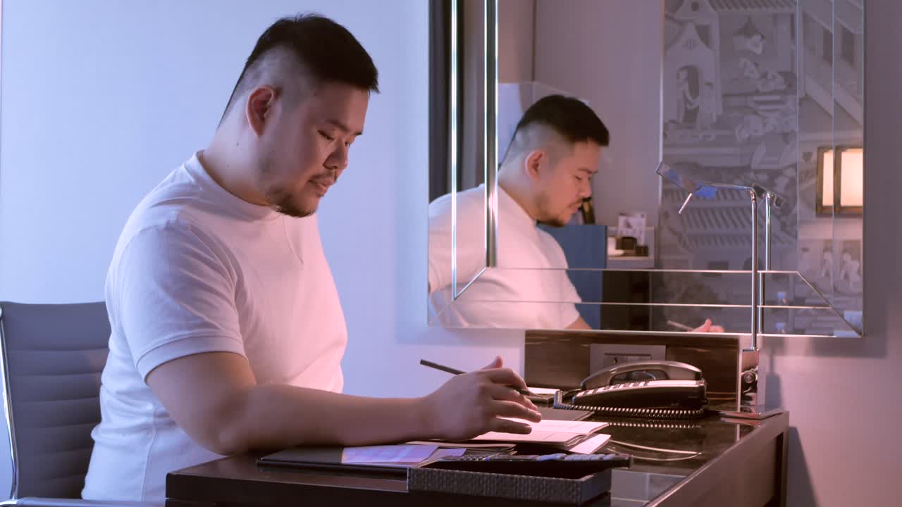 집에서 일하는 동안 전화를 받는 동안 아시아 사업가