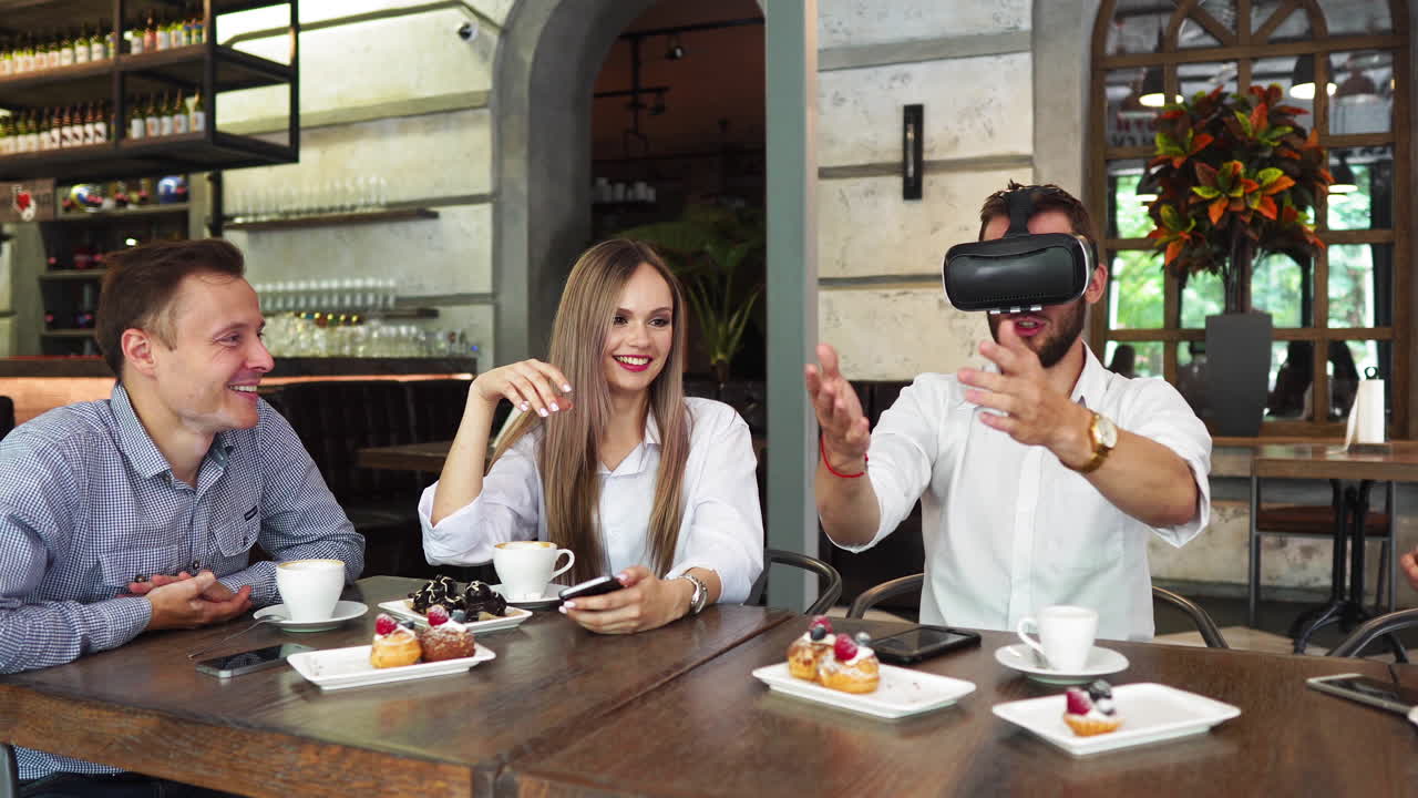 건설 현장에서 가상 현실 헤드 ⁇ 을 착용한 사람들이 건축가와 엔지니어 그룹에게 3d 시 ⁇ 레이터에서 방의 미래 인테리어 프로젝트를 보여줍니다.