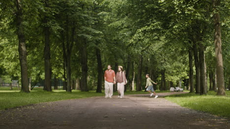 familia caminando en un parque