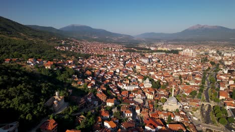 Famoso-Barrio-De-Cahirja-En-La-Ciudad-De-Prizren,-Casas-Tradicionales,-Hoteles-Y-Restaurantes-Cerca-Del-Río