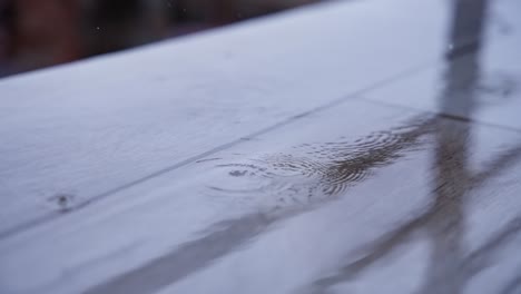 gotas de lluvia en el suelo de la terraza