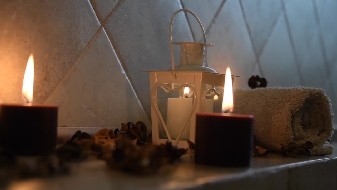 깜박이는 불꽃, 일부 나무 꽃잎, 수건이 있는 편안한 스파 배경