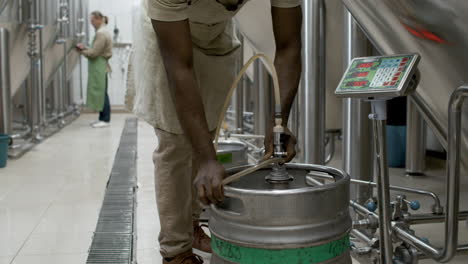 hombres que trabajan en la fábrica