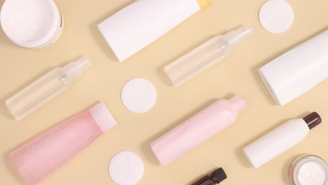 spa criativo de bem-estar e produtos de beleza padrão para cuidados com a pele aparecem em fundo bege. stop motion flat lay