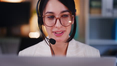 Mujer-De-Soporte-Técnico-Habla-Con-El-Cliente-Por-Teléfono