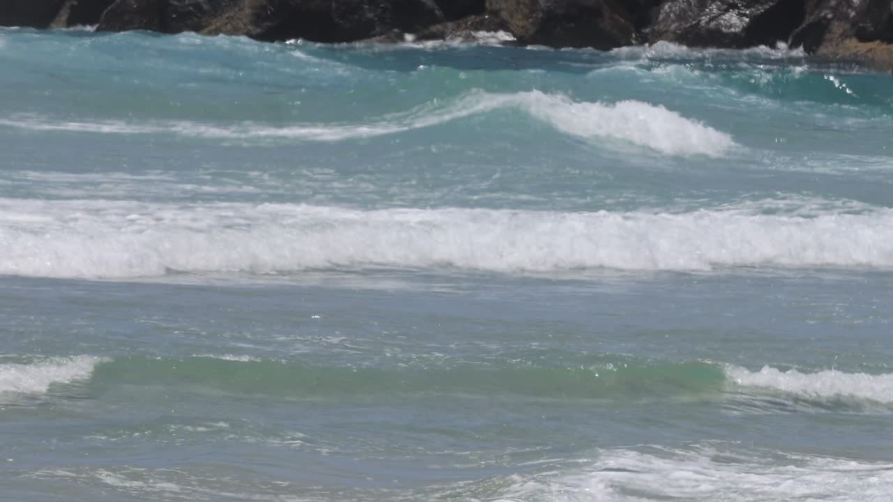 해변 에 부히는 바다 물결 의 순차적 인 모습