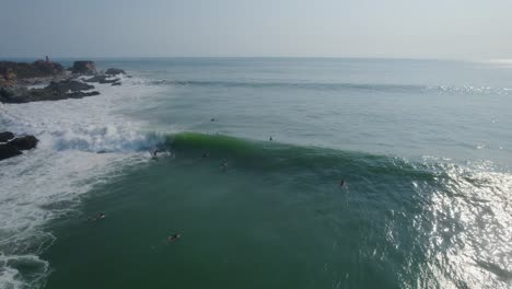 vista aérea de surfistas haciendo fila en méxico para enfrentarse a grandes olas