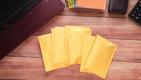 sobre de burbujas de papel amarillo en la mesa