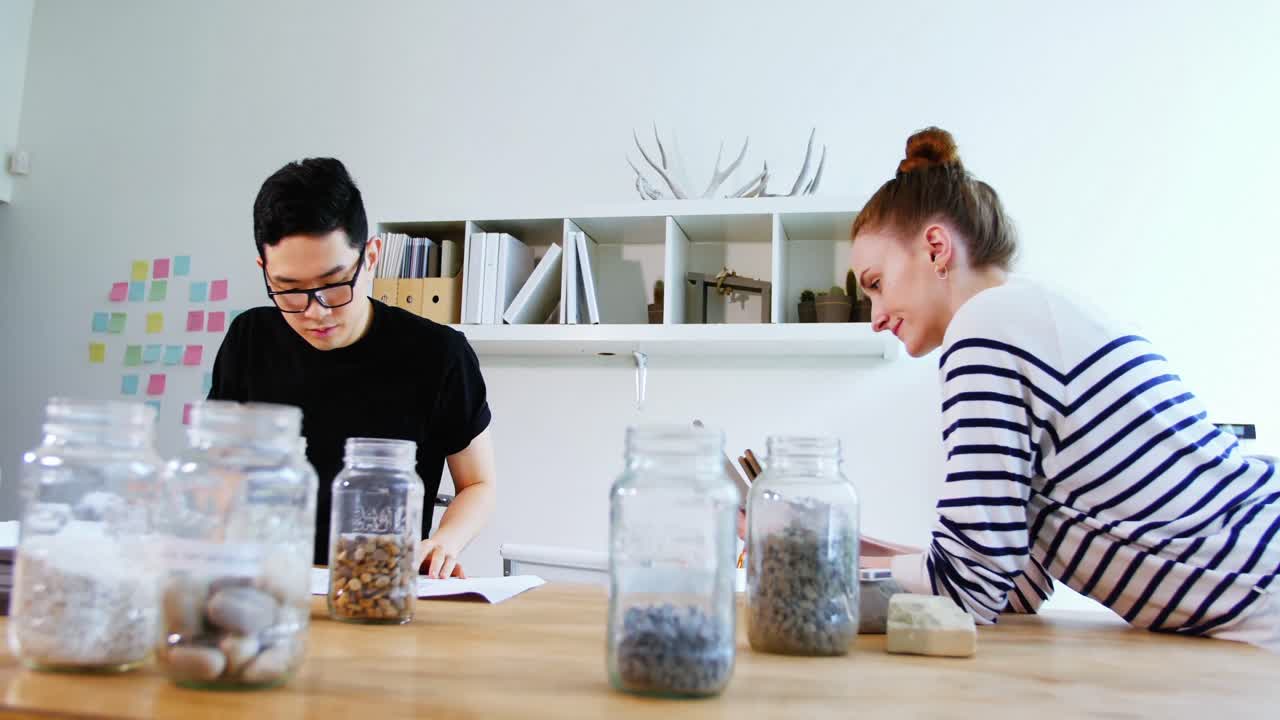 ejecutivos de negocios que trabajan en la oficina