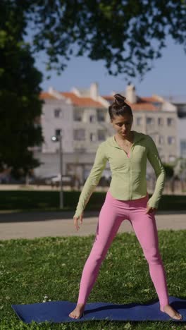 mujer practicando yoga en un parque
