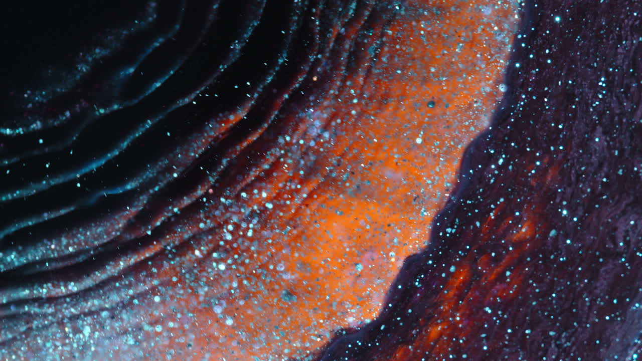 Close-up pusaran campuran tinta warna-warni, menciptakan tekstur yang hidup