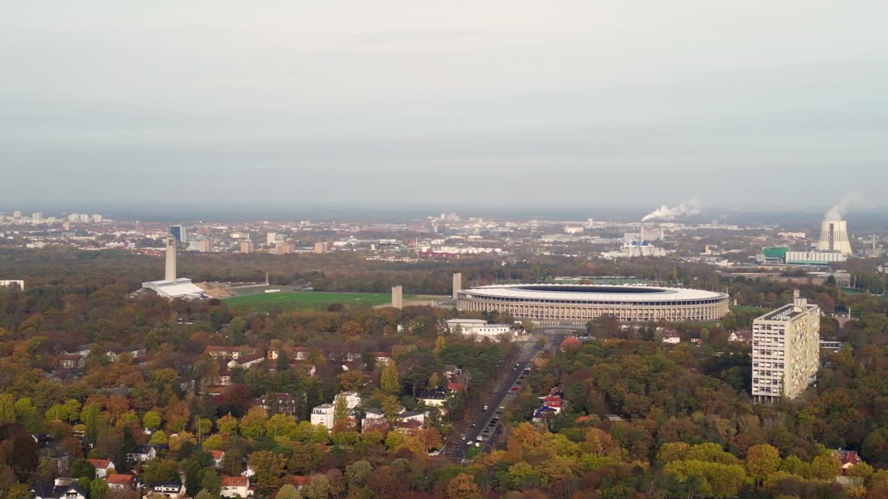amanecer de la mañana en el estadio en el bosque