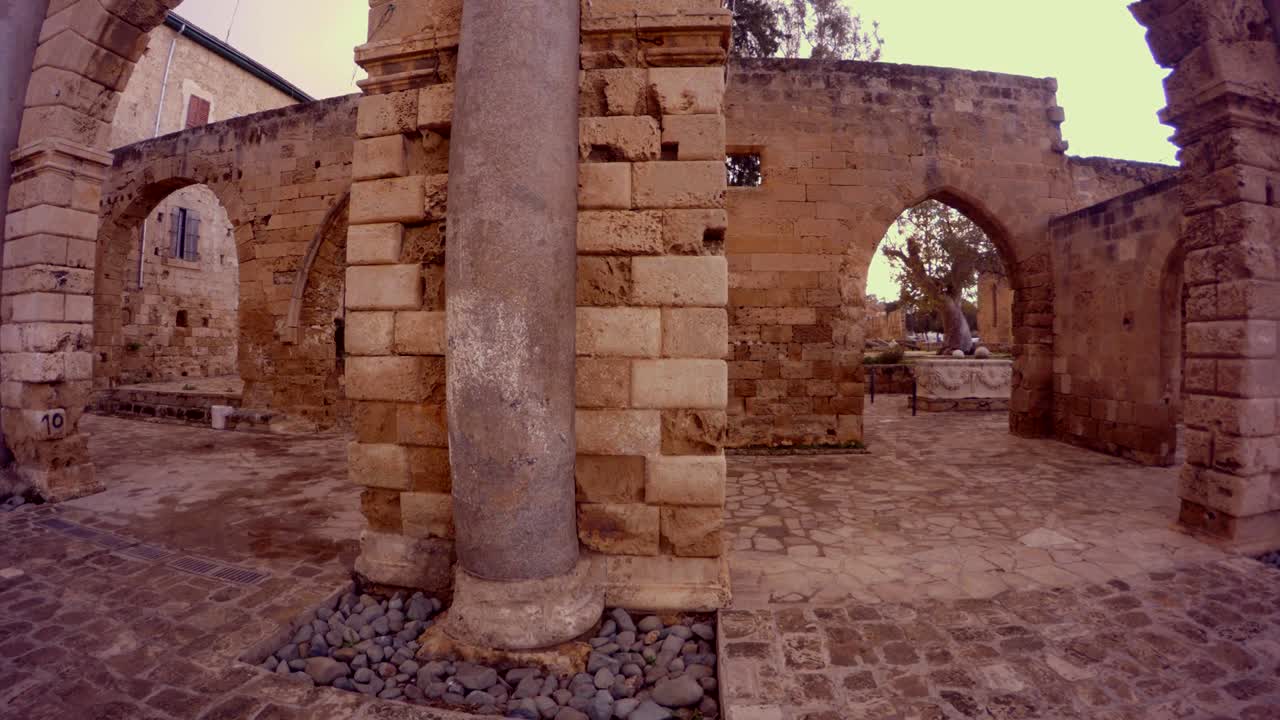 Ricostruzione medievale delle Segrete di Namık Kemal, con colonne di marmo antiche utilizzate.