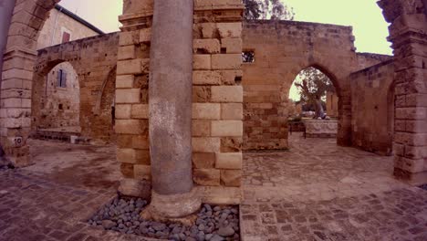 namik kemal mazmorra reconstrucción medieval, columnas de mármol antiguas utilizadas