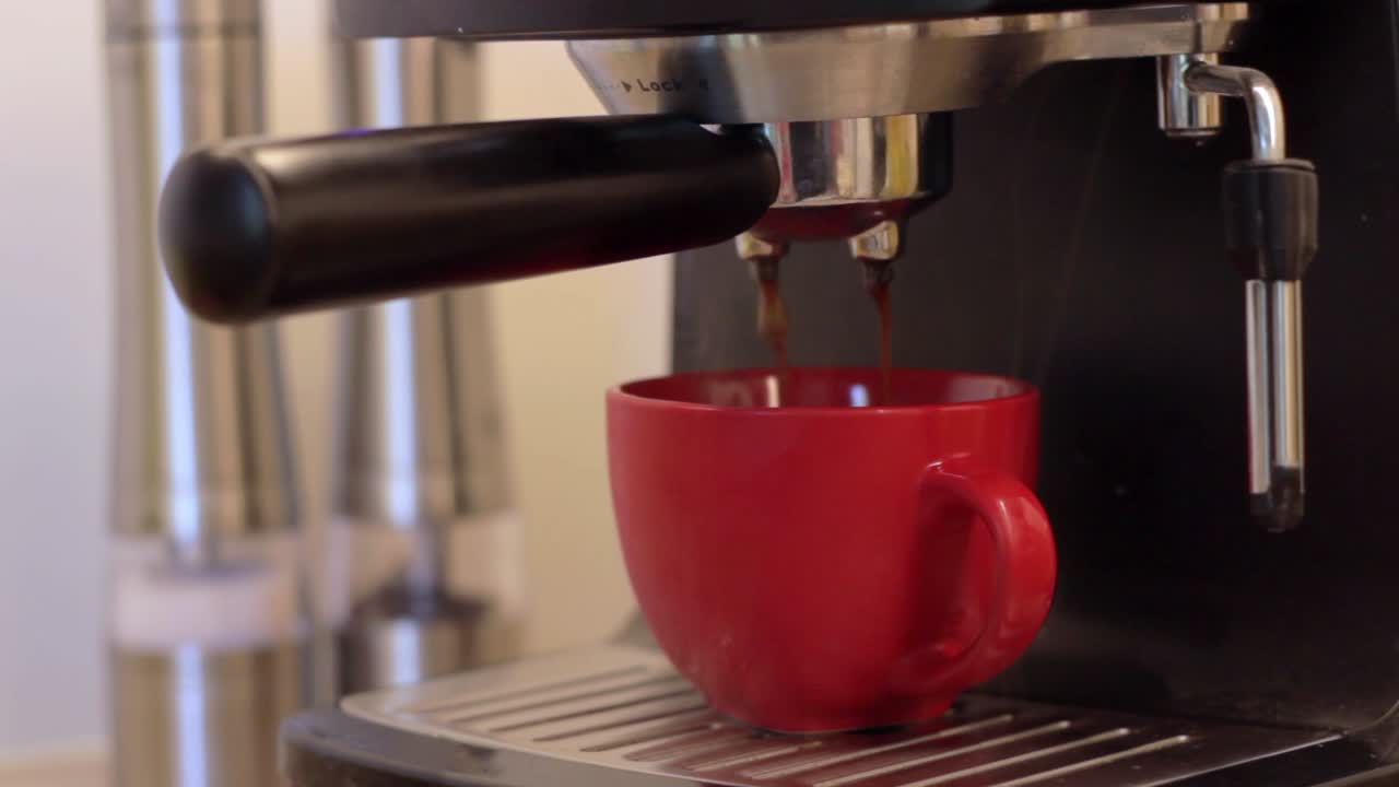 portafiltros cafetera espresso caliente, vertiendo bebidas calientes en una taza