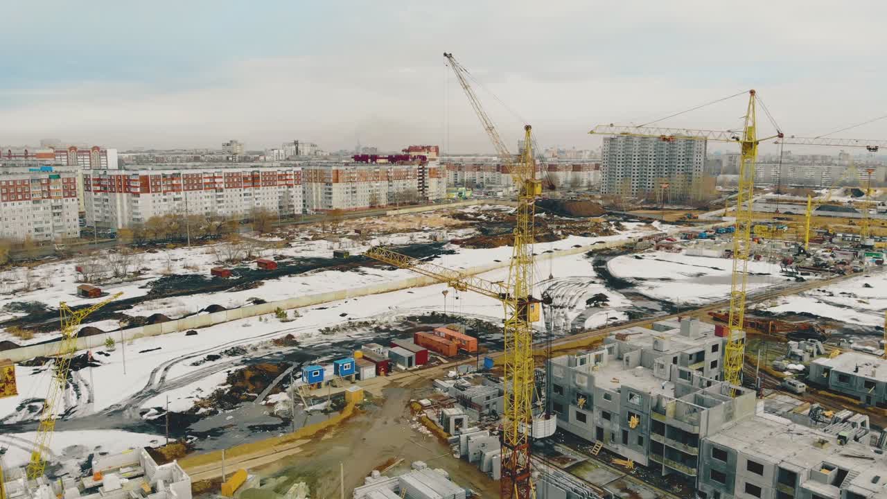 grúas de construcción amarillas ubicadas en fila en el sitio de construcción