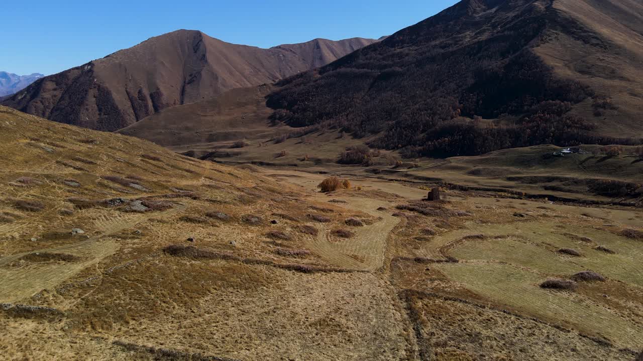 valle de montaña en otoño