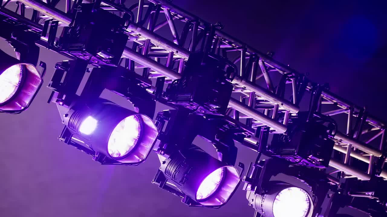 equipo de iluminación del escenario