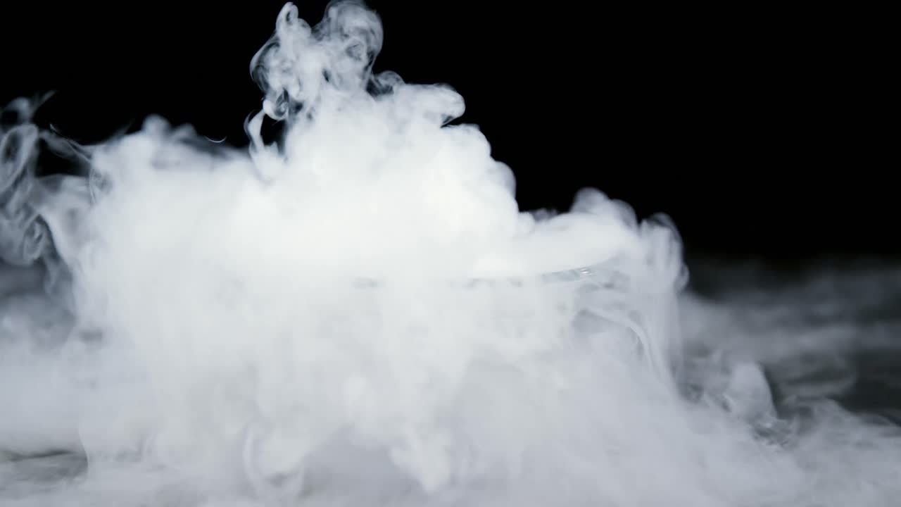 humo de hielo en el cuenco contra un fondo negro 4k