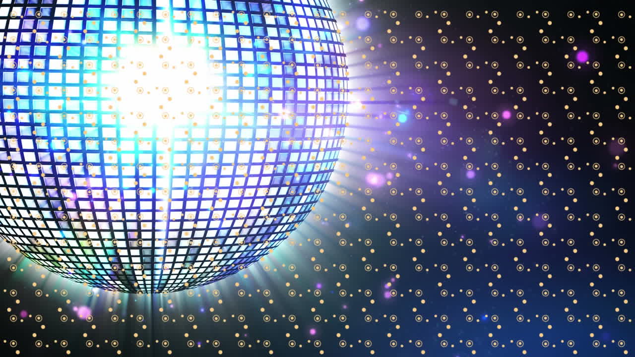 animación de una bola de discoteca brillante sobre un fondo oscuro