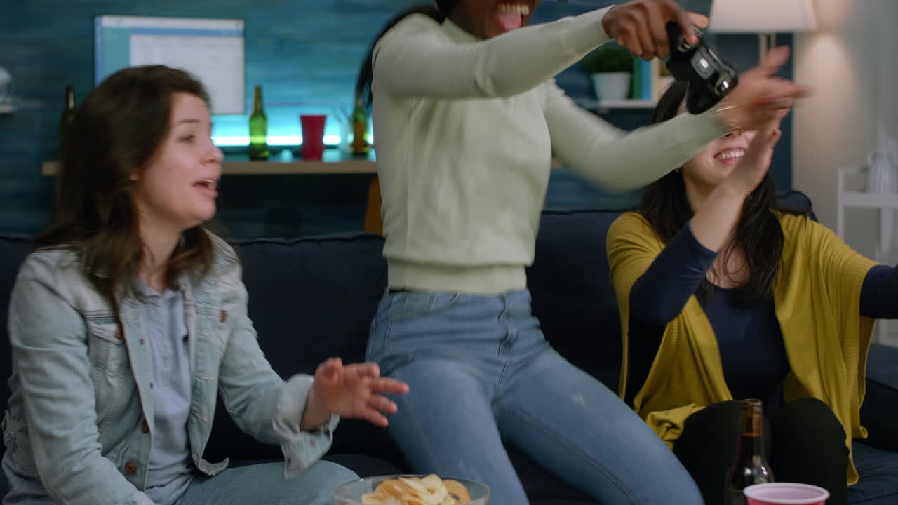 가상 현실 헤드 ⁇ 을 착용한 어두운 피부를 가진 여성이 게임 대회에서 우승했습니다.