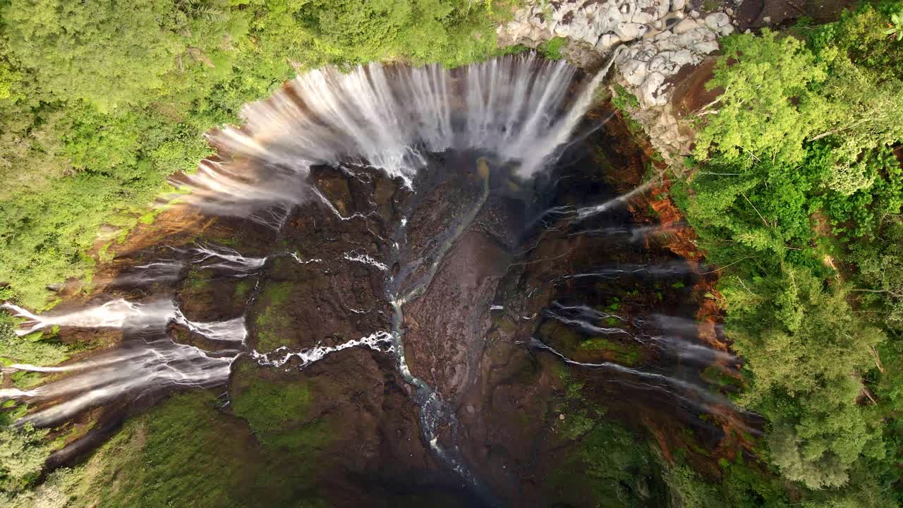 파크 세우 폭포 (tumpak sewe falls) 는 울창한 초록색의 절벽을 가로질러 아오르는 장엄한 폭포입니다.