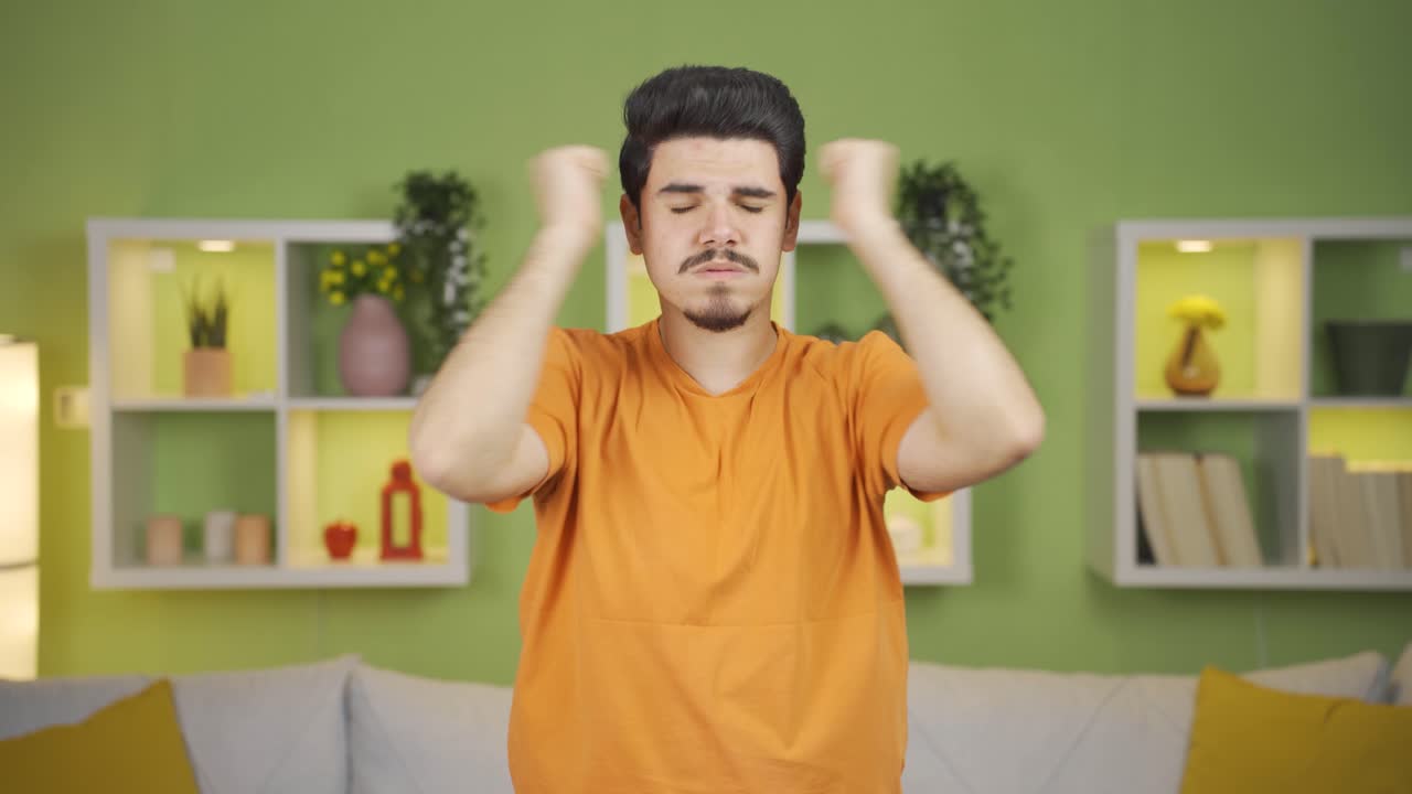joven con fuertes dolores de cabeza infeliz con el dolor.