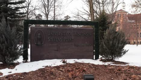 Main-campus-sign-of-The-University-of-Wisconsin,-Stevens-Point-during-winter