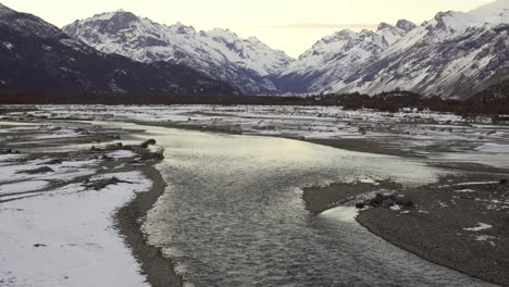 Las-Villas-River-Und-Snowy-Mountain-Range-In-Patagonien,-Argentinien