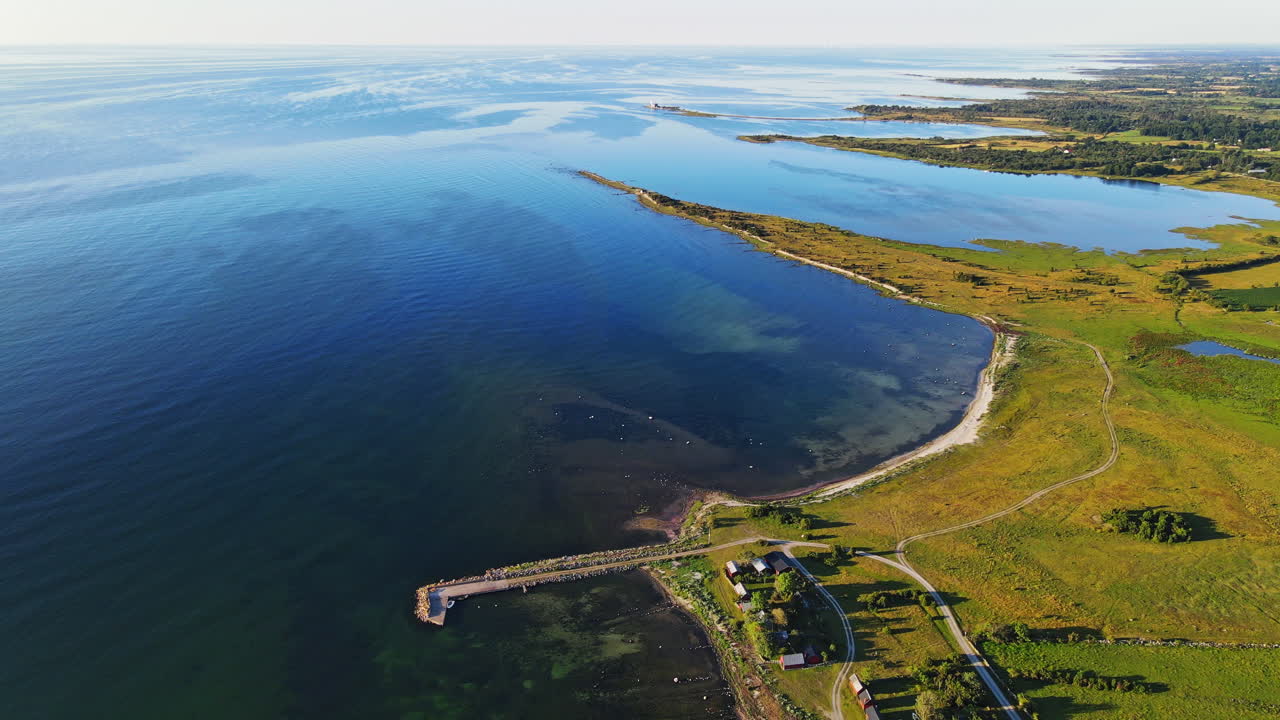 красивый остров в швеции с бирюзовой водой и зелеными деревьями в солнечный день - съемка с воздуха