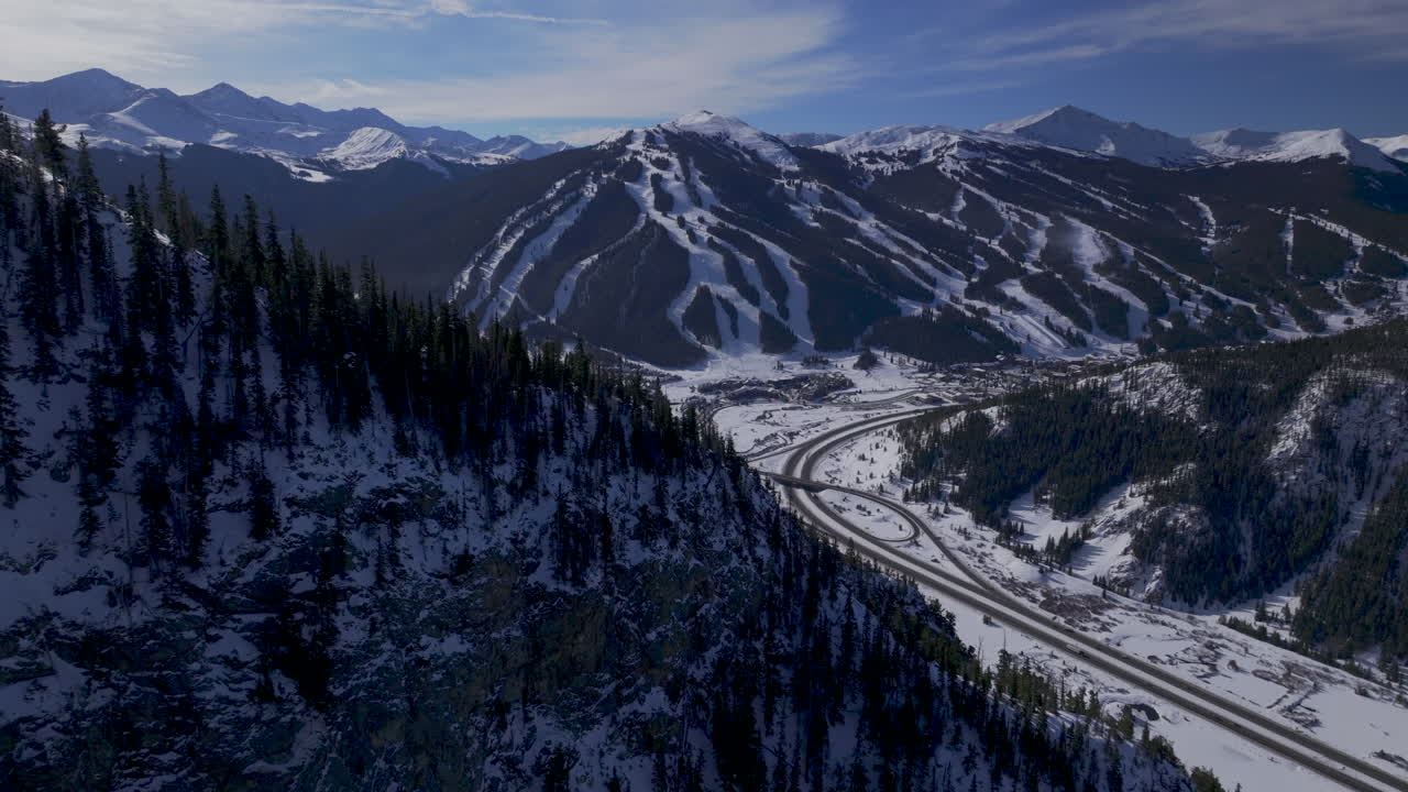 montaña de cobre colorado invierno diciembre navidad drone aéreo paisaje cinematográfico i70 leadville silverthorne vail aspen diez millas de rango cielo azul nubes hacia adelante más allá de las montañas rocosas revelan movimiento