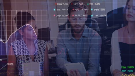animación de gráficos y tablero de negociación sobre diversos compañeros de trabajo discutiendo informes en tableta digital