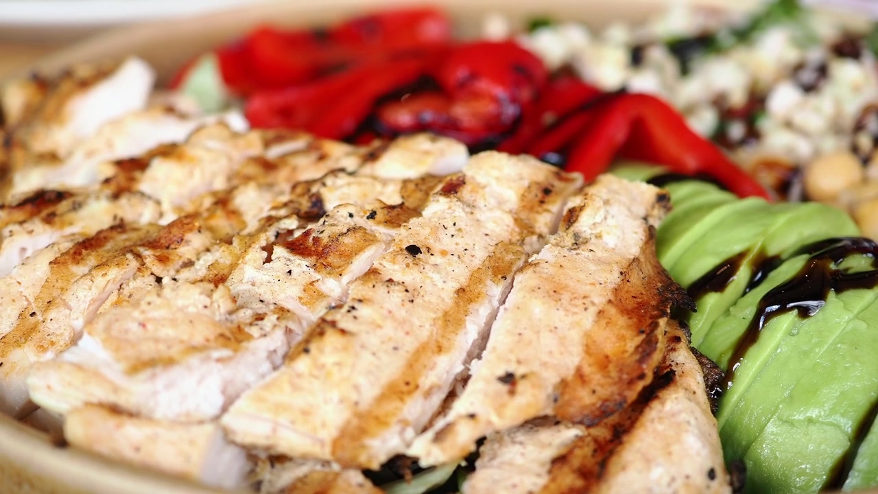 Primo piano di una ciotola di insalata fresca con pollo alla griglia