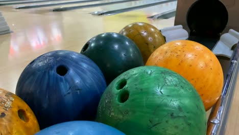 diversión para toda la familia. bolas de bolos multicolores de primer plano.