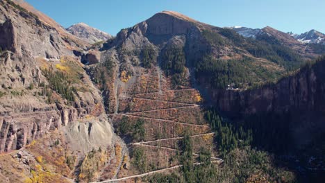 콜로라도 주 텔루라이드 (telluride) 의 블랙 베어 패스 (black bear pass) 의 왼쪽에 있는 멀리 떨어진 드론 촬영.