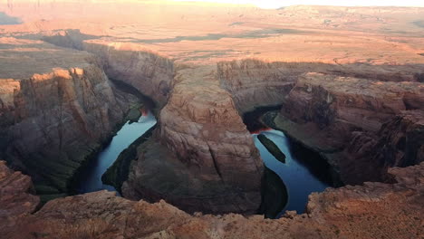 Toma-Aérea-Ascendente-De-Curva-De-Herradura-En-Arizona-Al-Atardecer,-Hermoso-Destino