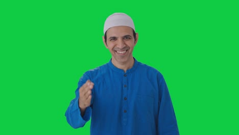 hombre musulmán feliz haciendo adaab y saludos pantalla verde