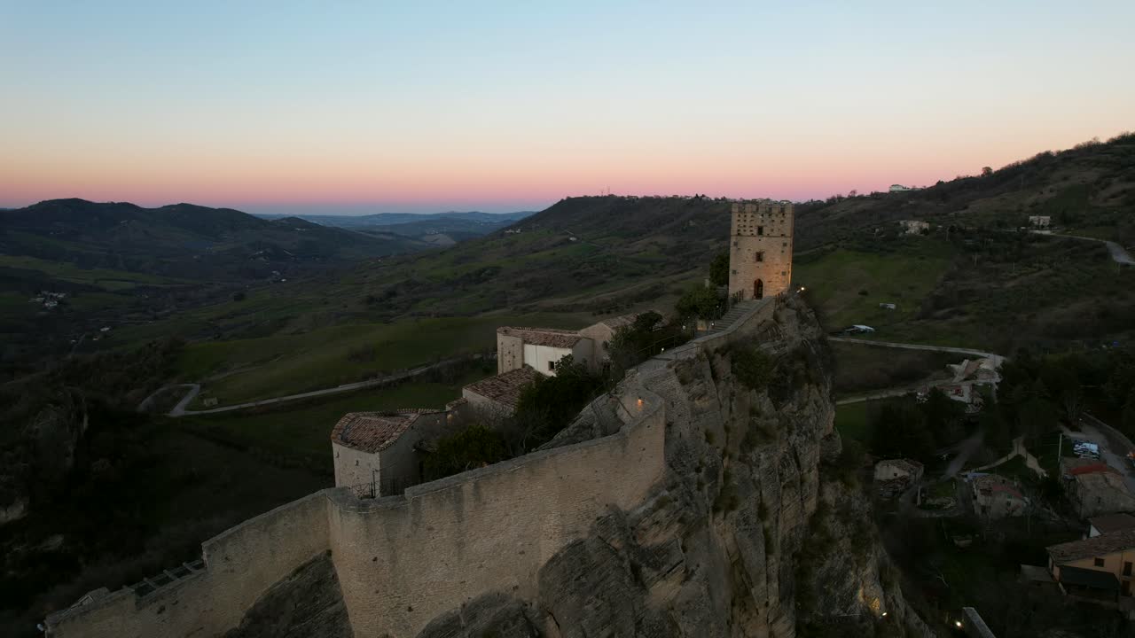 video aereo del castillo medieval de roccascalegna en italia
