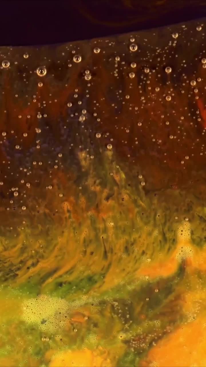 Scatto macro di liquido astratto che si mescola con bolle e colori vivaci