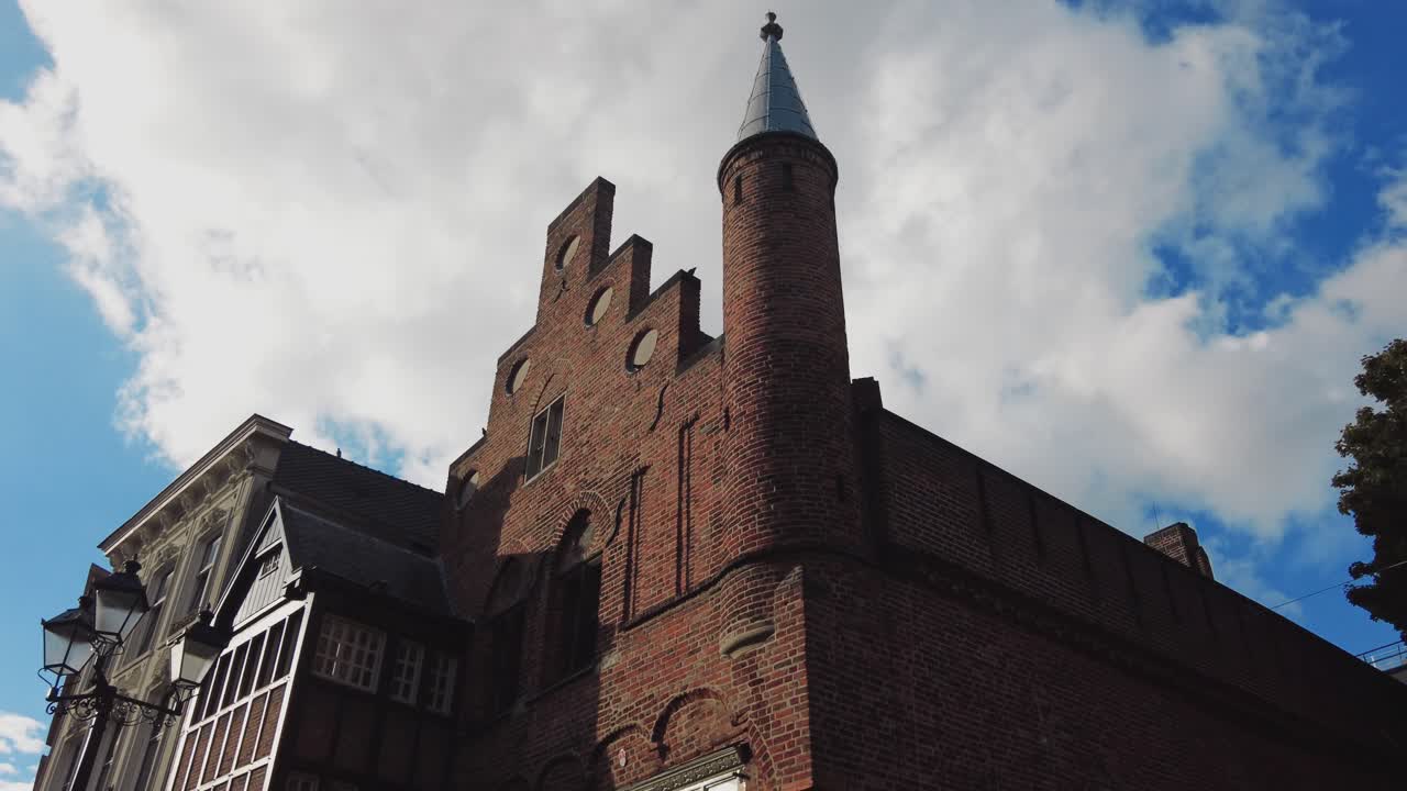 네덜란드에서 가장 오래된 벽돌 석조 건물 중 하나인 드 모리아안