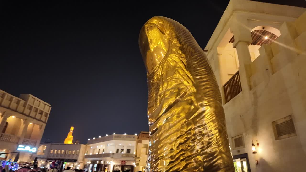 밤에 거대한 금 손가락 동상