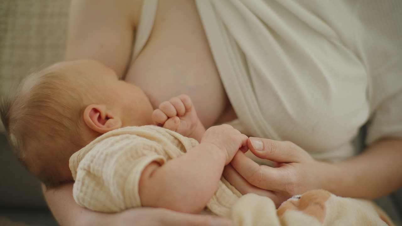 Madre amamantando a su bebé