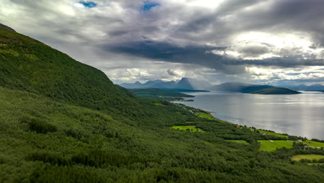 Dramatische-Naturszene-Mit-Bewölktem-Himmel-über-Grünen-Seebergen-Am-Malangen-Fjord-Im-Norden-Norwegens