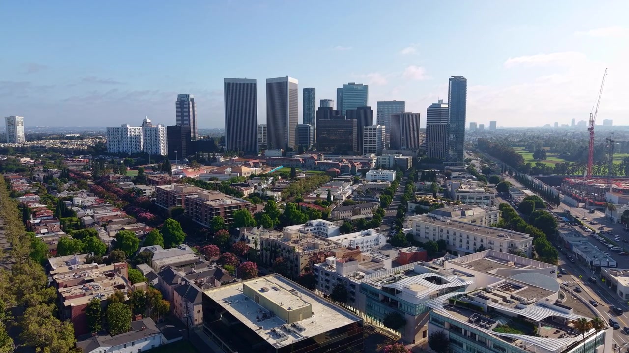 Century City, Los Angeles, USA, ripresa con drone dello skyline del centro, grattacieli ed edifici.