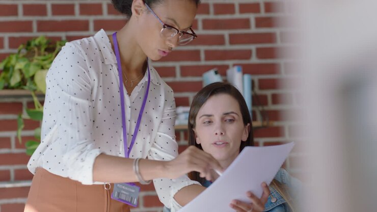 architetti che utilizzano piani di costruzione donne d'affari che lavorano insieme a un progetto di costruzione team di ingegneri che fanno brainstorming di soluzioni di progettazione che pianificano una strategia di sviluppo di successo che si godono il lavoro di squadra
