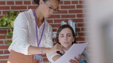 Arquitectos-Que-Utilizan-Planos-De-Construcción-Mujeres-De-Negocios-Trabajando-Juntas-En-Un-Proyecto-De-Construcción-Equipo-De-Ingenieros-Lluvia-De-Ideas-Diseño-Planificación-De-Soluciones-Estrategia-De-Desarrollo-Exitosa-Disfrutando-Del-Trabajo-En-Equipo