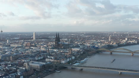 Panoramaaufnahmen-Aus-Der-Luft-Von-Wahrzeichen-Der-Stadt.-Altstadt-Mit-Domkirche-St.-Peter-In-Der-Abenddämmerung.-Köln,-Deutschland