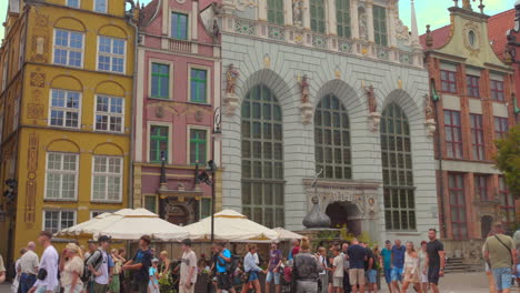 crowds of tourists in gdansk's long market (długi targ)